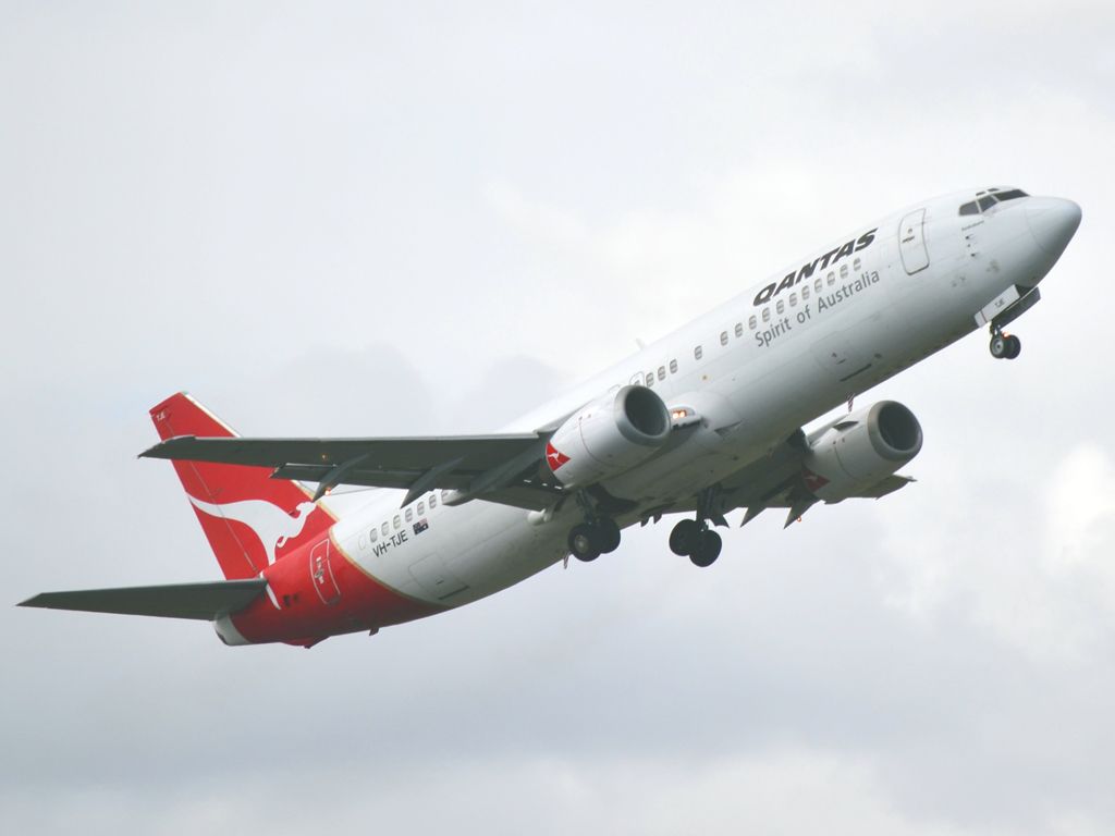 BOEING 737-400 (VH-TJE) - Getting airborne off runway 23.