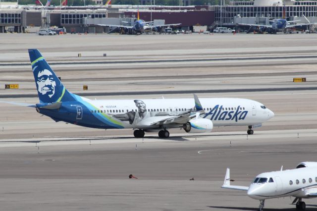 Boeing 737-900 (N280AK) - Alaska Airlines (AS) N280AK B737-990 [cn60582]br /Las Vegas McCarron (LAS). Alaska Airlines flight AS9725 taxis for departure to Seattle Tacoma (SEA). Painted with special livery showing images of Ken Durant (Golden State Warriors basketball player) who teamed up with Alaskan in October 2017 to support the airline’s youth and education outreach in the San Francisco Bay Area. The Durant livery was rolled out in June 26th, a month before this photograph and is anticipated to remain until mid/late 2019. br /Taken from MGM Grand Hotel Parking Garagebr /br /2018 07 25br /a rel=nofollow href=http://alphayankee.smugmug.com/Airlines-and-Airliners-Portfolio/Airlines/AmericasAirlines/Alaska-Airlines-AS/https://alphayankee.smugmug.com/Airlines-and-Airliners-Portfolio/Airlines/AmericasAirlines/Alaska-Airlines-AS//a