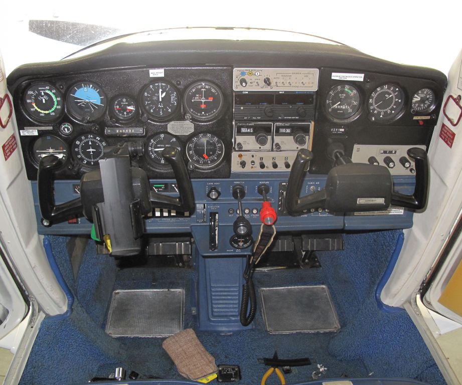 Cessna 152 (N4669A) - Aerobat. Note the accelerometer on the right side of the panel.