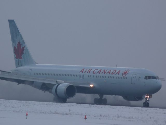 BOEING 767-300 (C-GHLA)