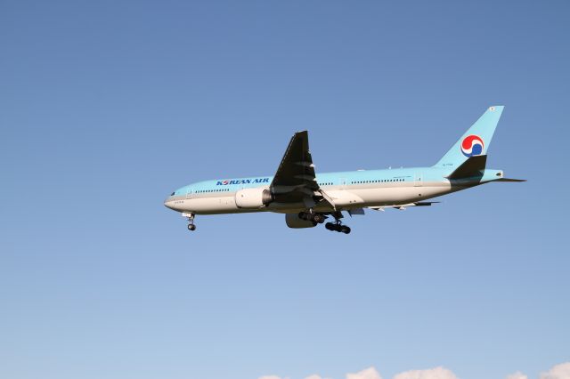 Boeing 777-200 (HL7764) - Korean 071 short final for runway 26R arriving from Incheon Korea (ICN)