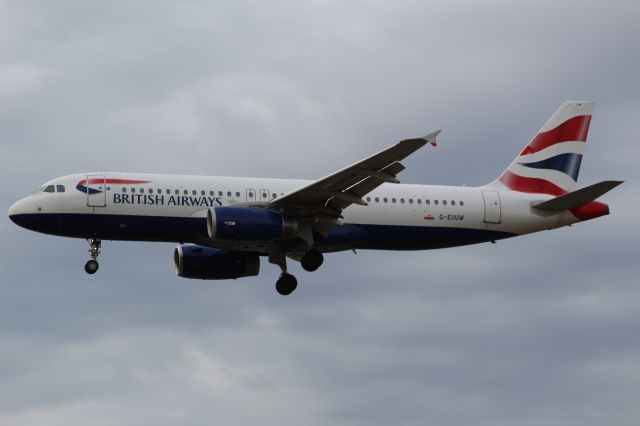 Airbus A320 (G-EUUW) - A British Airways A321 on final approach into LHR, Landing on runway 27L.br /br /Location: Myrtle Ave.br /Date: 04.08.22 (dd/mm/yy).