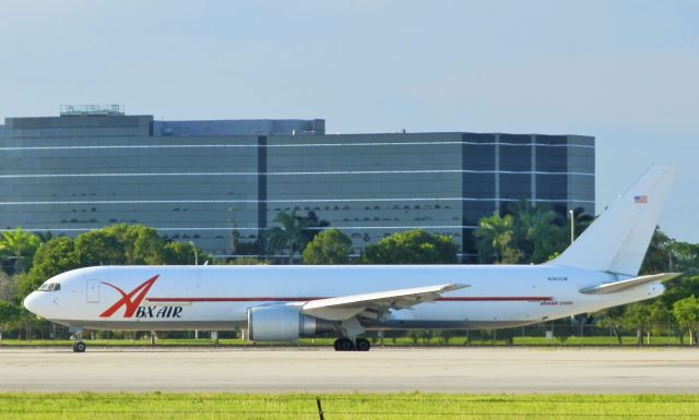 BOEING 767-300 (N363CM)