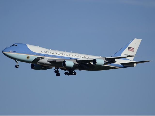 Boeing 747-200 (82-8000) - Air Force One brings President Obama to Arizona.