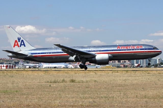 BOEING 767-300 (N348AN)