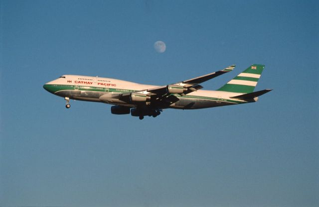 Boeing 747-400 (VR-HOP) - Final Approach to Narita Intl Airport Rwy34 on 1989/12/10