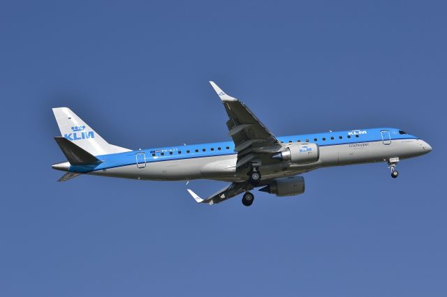 Embraer ERJ-190 (PH-EZT) - LANDING OP DE KAAGBAAN 12-03-2012