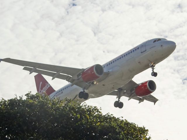 Airbus A320 (N632VA)