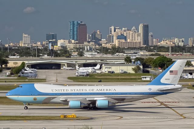 Boeing 747-200 (92-9000) - Presidential arrival KFLL 11/04/12