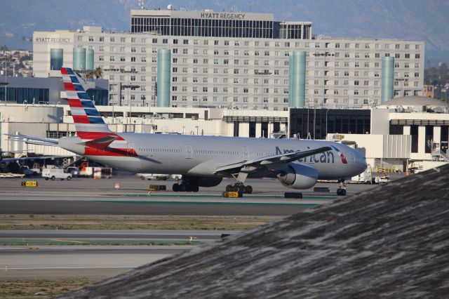 BOEING 777-300ER (N736AT)