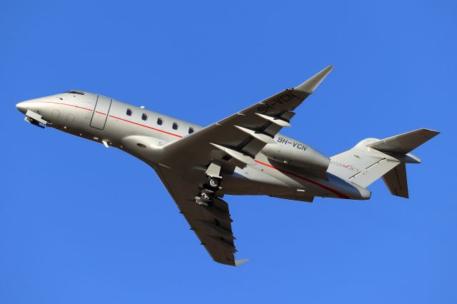 Canadair Challenger 350 (9H-VCN)