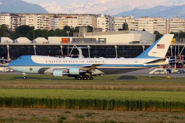 Boeing 747-200 (82-8000)