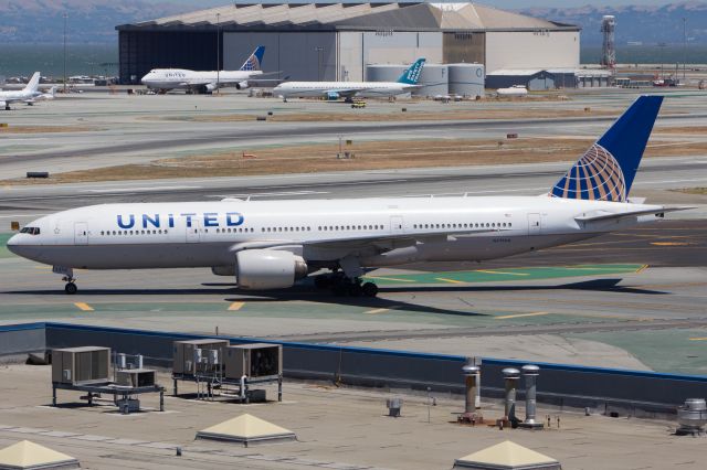 Boeing 777-200 (N779UA)