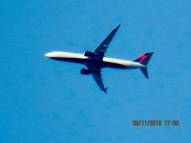 Boeing 737-900 (N898DN)
