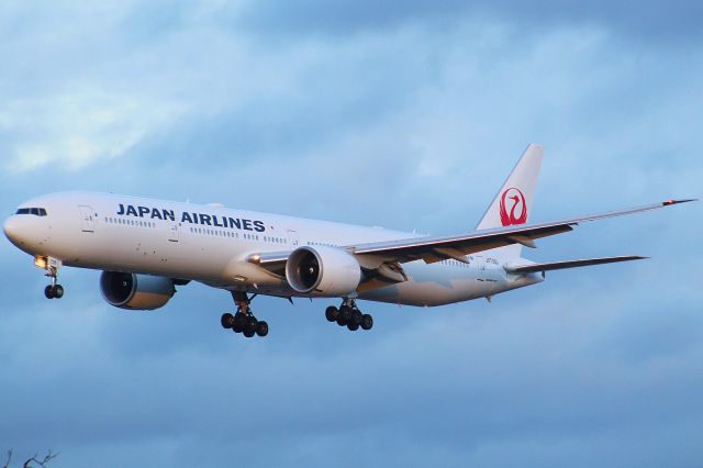 BOEING 777-300ER (JA739J) - A Japan Airlines B777-300 on final approach into LHR, landing on runway 27L.br /br /Location: Great South-West Road.br /Date: 21.12.22 (dd/mm/yy).