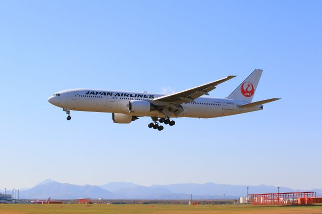 Boeing 777-200 (JA009D) - shinchitose airport hokkaido japan