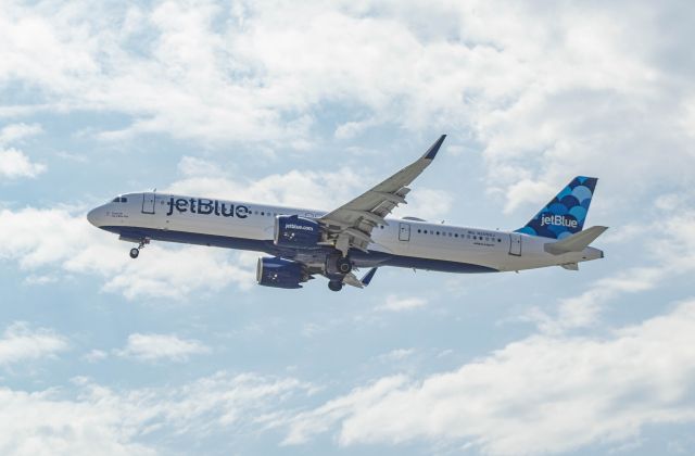 Airbus A321 (N2059J) - JetBlue A321Neo blasting out of Hollywood-Burbank airport.