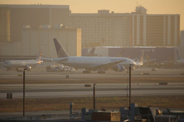 Boeing 777-200 —