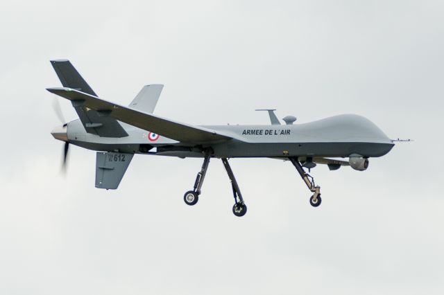 — — - Drone de combat Général Atomique MQ9 Reaper