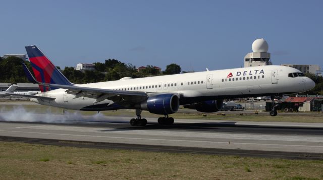 Boeing 757-200 (N697DL)