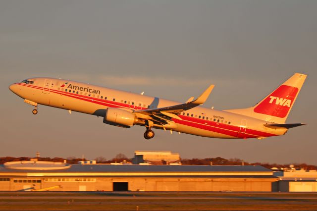 Boeing 737-800 (N915NN) - A colorful early morning departure from RWY 24L for AAL2364 wearing the retro TWA colors on 21 Nov 2017.