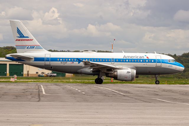 Airbus A319 (N744P)