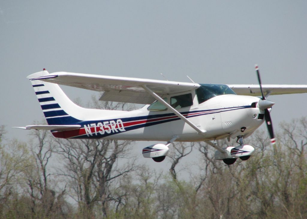 Cessna Skylane (N735RQ) - Landing on runway 14 at the Shreveport Downtown airport.