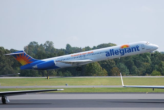 McDonnell Douglas MD-83 (AAY4602) - (N422NV) departing runway 20 at KJQF for KDSM to with the Davidson College Wildcats football team to play the Drake Bulldogs. Davidson lost to Drake 51-14. - 10/10/14