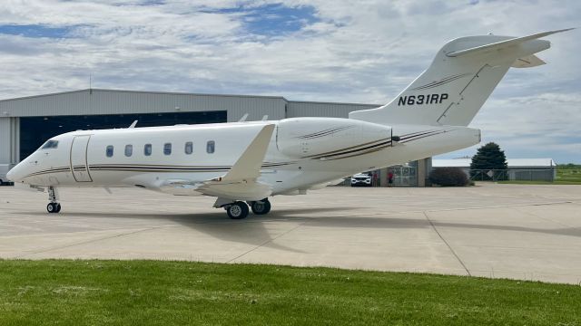 Canadair Challenger 350 (N631RP) - N631RP, a 2019 Bombardier Challenger 350, pulling into the FBO after a several hour flight from San Diego, CA. After a quick turnaround this aircraft departed back to the west coast. 5/17/22. 