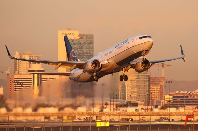 Boeing 737-700 (N57439) - Good Morning Sky Harbor....