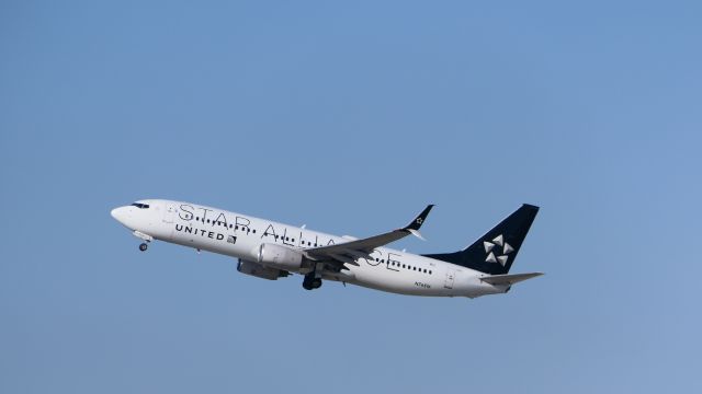Boeing 737-800 (N76516)