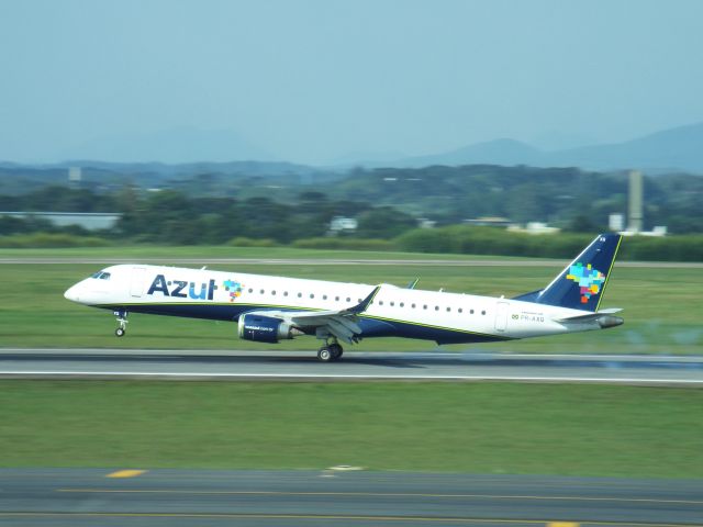 Embraer ERJ-190 (PR-AXQ) - Landing in SBCT Airport