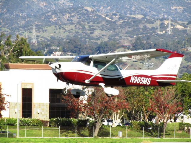 Cessna Skyhawk (N965MS) - Taking off RWY 26L