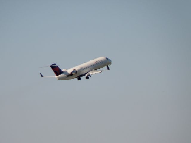 Canadair Regional Jet CRJ-200 (N852AS) - Wheels-up for ASQ5517 taking off from Blue Grass Airport (KLEX)...