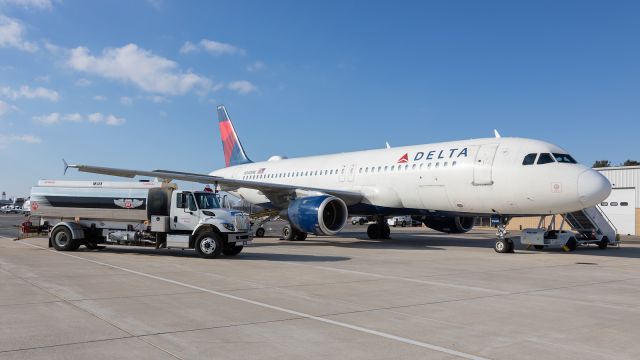 Airbus A320 (N340NW) - A Delta A320 sits on the ramp at Corporate Wings getting refueled before Duke's women's Lacrosse team boards.