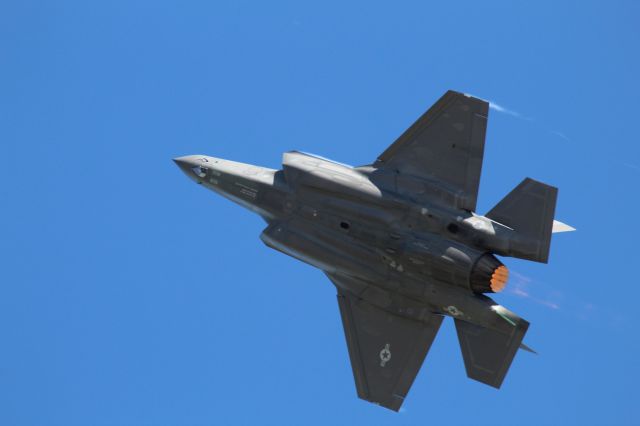 Lockheed F-35C (11-5038) - F-35 during high speed tactical pass.