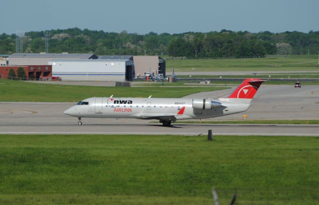 Canadair Regional Jet CRJ-200 (N8412F) - FLG4064, still in the old colors.