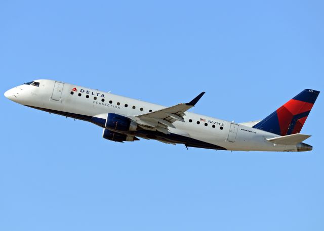 Embraer 170/175 (N629CZ)