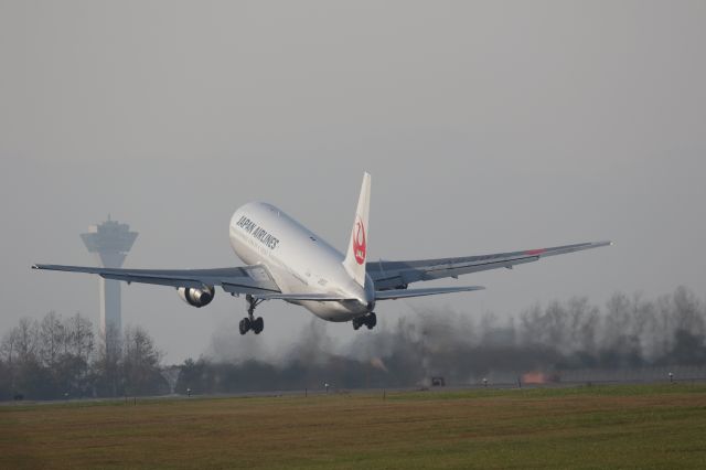 BOEING 767-300 (JA8397) - 17 October 2015:HKD-HND.