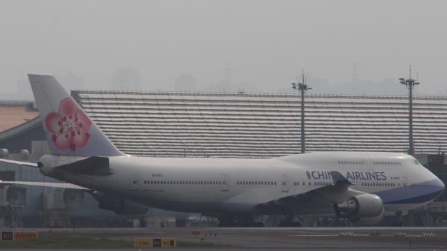 Boeing 747-400 (B-18215)