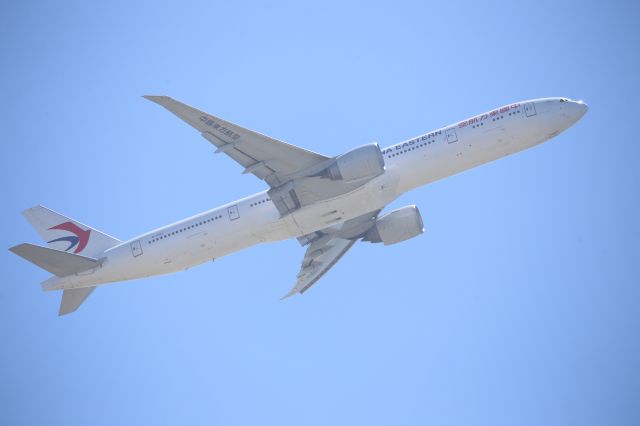 BOEING 777-300 (B-7883)