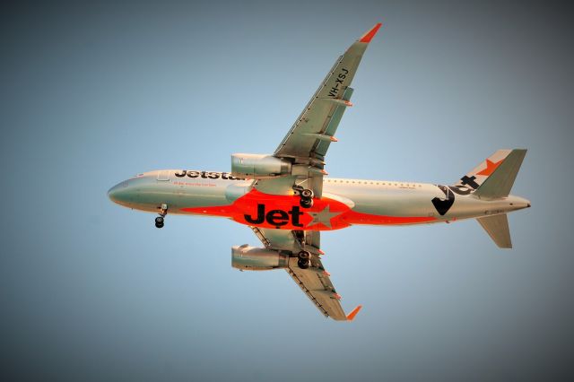 Airbus A320 (VH-XSJ) - Landing RWY14 at HTI