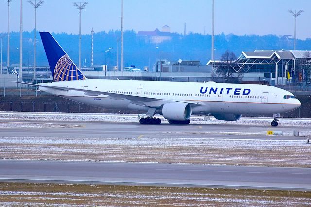 Boeing 777-200 (N204UA)