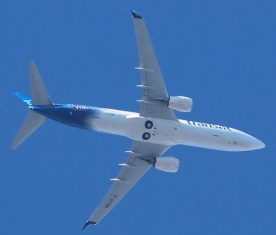 Boeing 737-800 (C-GTQB)