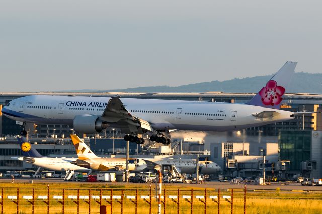 BOEING 777-300 (B-18003)