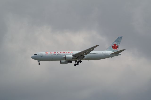 BOEING 767-300 (C-FPCA) - On final for 26R