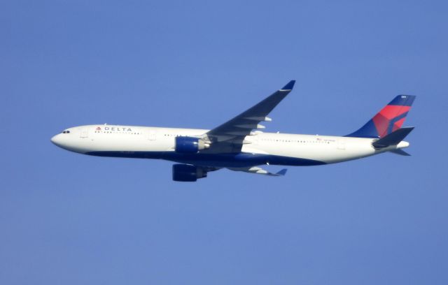 Airbus A330-300 (N811TW) - Shown here is a Delta Airline Airbus A330-300 a few minutes until landing in the Autumn of 2016.