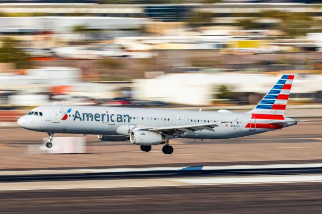 Airbus A321 (N982VJ) - An American Airlines A321 landing at PHX on 2/28/23. Taken with a Canon R7 and Canon EF 100-400 L ii lens.