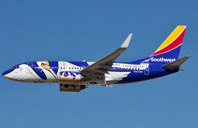 Boeing 737-700 (N946WN) - Today Louisiana One was unveiled as the 12th state themed aircraft to join the Southwest fleet. Here she performing the Southwest traditional flyby of HQ in Dallas 