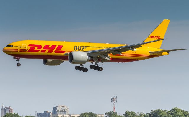 D-AALM — - BOX462 arrives from Frankfurt in the 007 DHL livery, about to land on 06L